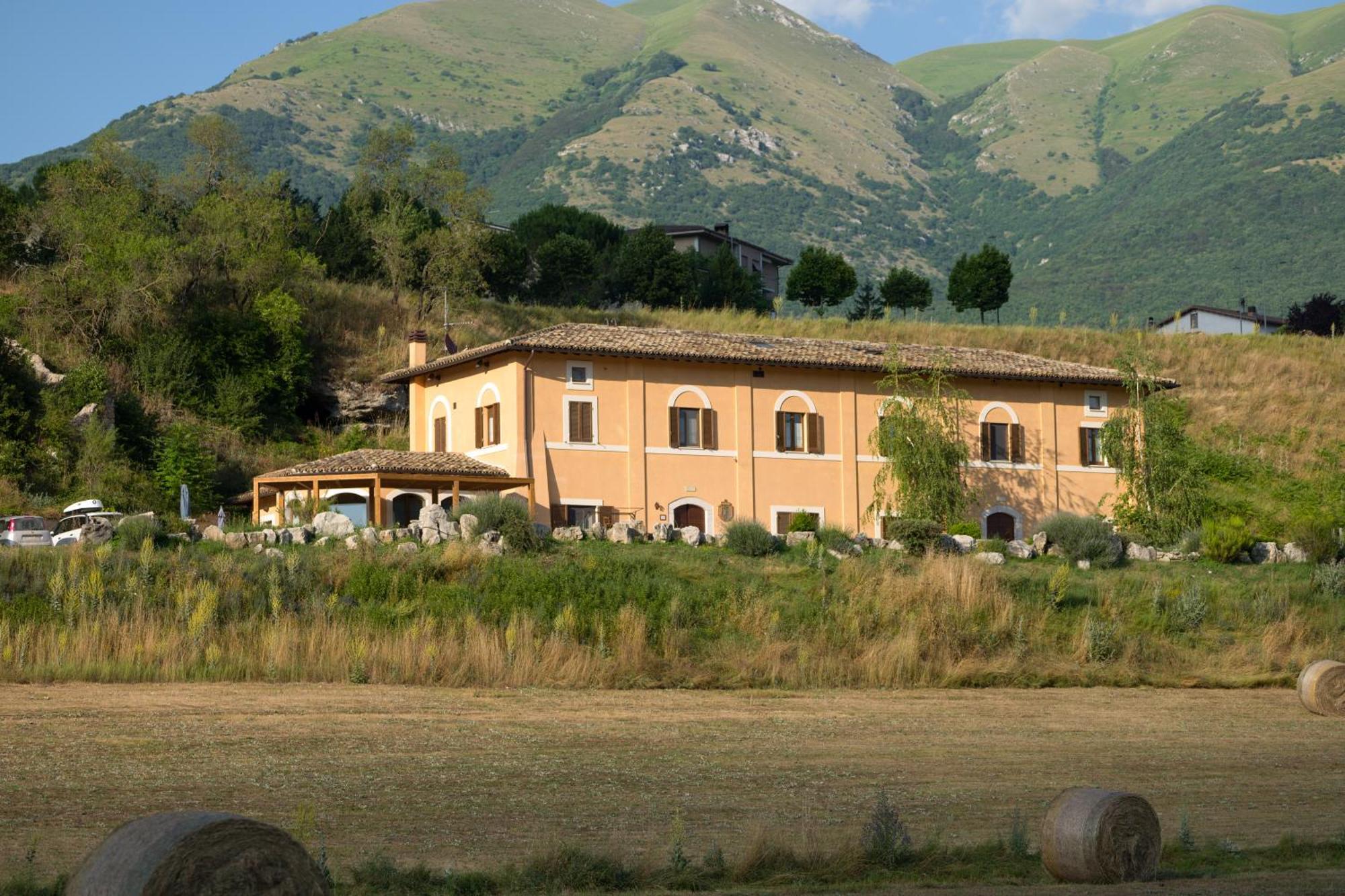 Il Casale San Martino Bed & Breakfast Norcia Exterior photo